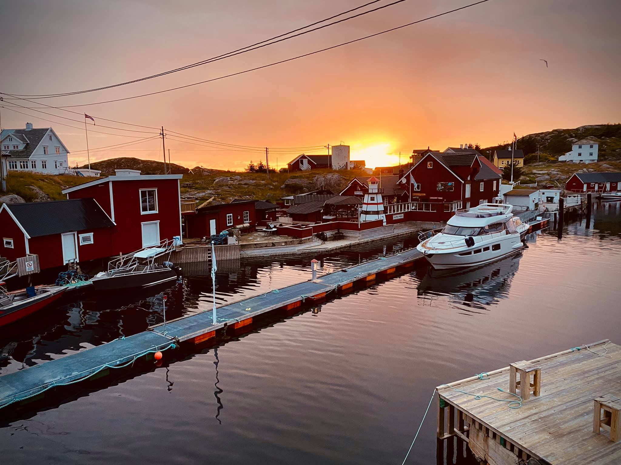 Bogøya og Supen Pub. Foto Øyvind Mund